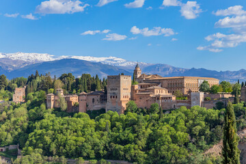 Fototapeta na wymiar Alhambra palace with the snowy Sierra Nevada