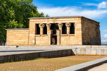 Obraz premium Esplanade that houses the Egyptian Temple of Debod, a gift from Egypt to the city of Madrid, Spain.