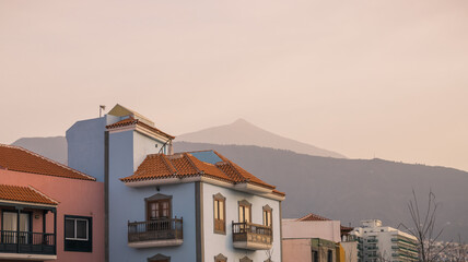 Fototapeta na wymiar View of the Teide from the village Puerto de La Cruz