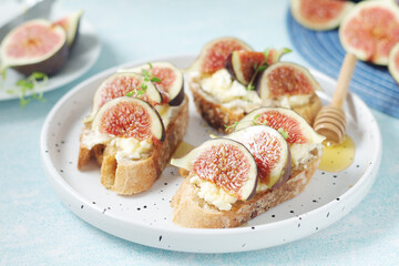 Sandwiches with cottage cheese, honey and figs	