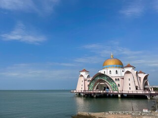Fototapeta na wymiar 海上にあるマラッカ海峡モスク 