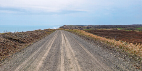 Naklejka premium 道幅の広い北海道のダート（砂利道）