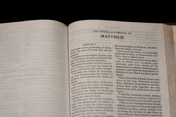 Obraz premium the new testament book of matthew in a christian bible scripture