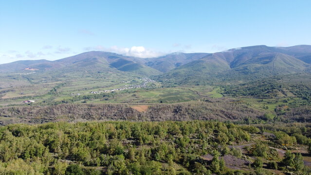 paisaje de la monta&ntilde;a leonesa con bosques
