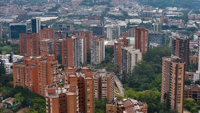 Foto a&eacute;rea tomada con drone desde el Suroriente de la ciudad de Medell&iacute;n, en la comuna del Poblado.