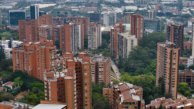Foto a&eacute;rea tomada con drone desde el Suroriente de la ciudad de Medell&iacute;n, en la comuna del Poblado.