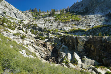 Naklejka premium Trail to Tokapan Falls along the Kaweah River, Sierra Nevada Mountains.