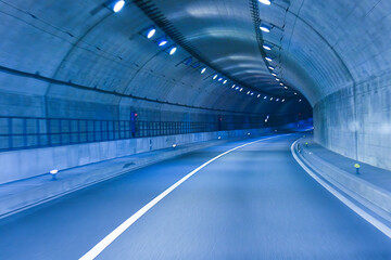 青い照明に照らされたサイバーなトンネル