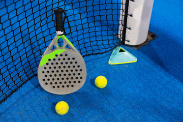  paddle rackets on the playing court