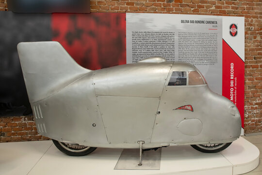 A model of Gilera 500 Rondine Carenata of the 30s on display on the Piaggio Museum of Pontedera, Italy
