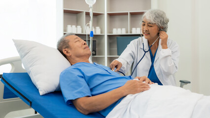 Obraz premium Senior Asian female doctor examining patient's health, basic procedures for general examination history taking Physical examination, gastritis, high blood pressure, medical consultant concept