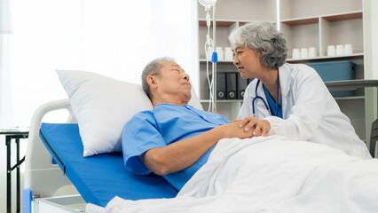 Obraz premium Senior Asian female doctor examining patient's health, basic procedures for general examination history taking Physical examination, gastritis, high blood pressure, medical consultant concept