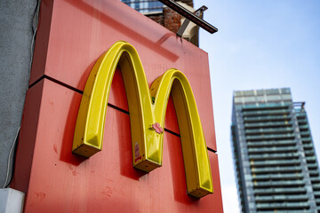 Naklejka premium McDonald's logo sign in Canada. McDonald's Corporation is an American multinational fast food chain. Toronto, Canada - April 29, 2024.