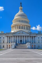 Obraz premium The Capitol Building's neoclassical design symbolizes American democracy and political power. 