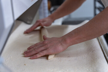 Boulanger en train de préparer ses baguettes