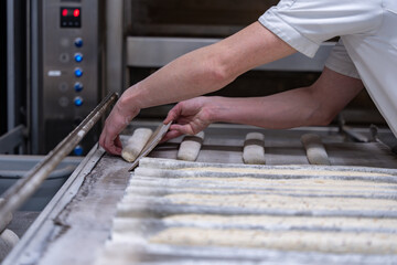 Boulanger en train de préparer ses baguettes