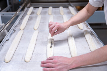Boulanger en train de préparer ses baguettes