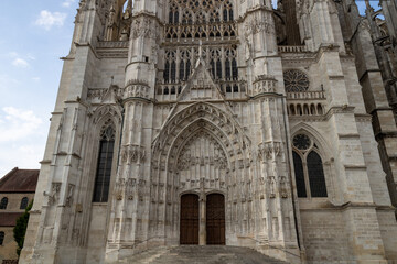 Fototapeta premium La Cathédrale Saint-Pierre, Immense Catholic cathedral built from 1225, with medieval polychrome stained glass and astronomical clock. Beauvais, France,