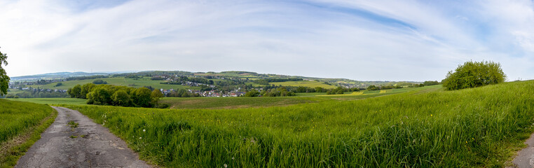 panoramaaufnahme einer landwirtschaftlich genutzen Landschaft in Deutschland 