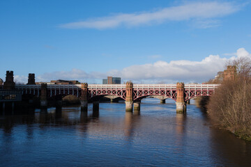Obraz premium Glasgow Scotland: 12th Feb 2024: City Union Railway Bridge on River Clyde during sunny winter morning