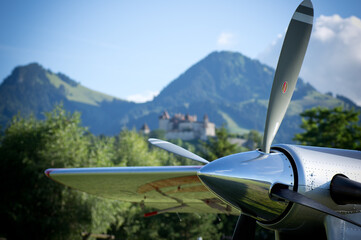 Avion à hélice devant château