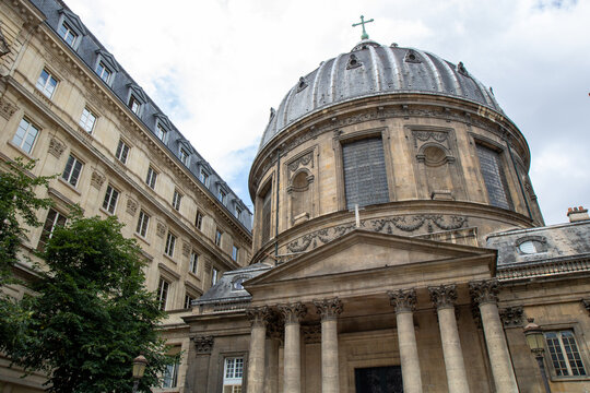  &Eacute;glise Notre-Dame de l'Assomption, 17th-century church with a gilded altar in a circular nave and a colonnaded portico surmounted by a dome, Paris, France