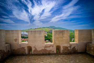 Vista panorámica  del casco histórico de la ciudad española de Cáceres con vistas a los tejados...