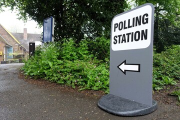 UK polling station direction sign outside a village hall - obrazy, fototapety, plakaty