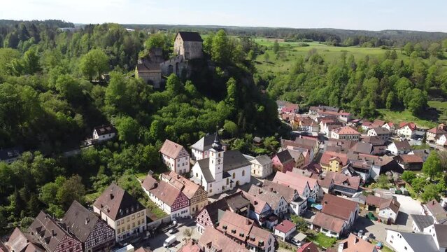 Burg Pottenstein mit Altstadt in der Fr&auml;nkischen Schweiz in Bayern, Deutschland, 4k