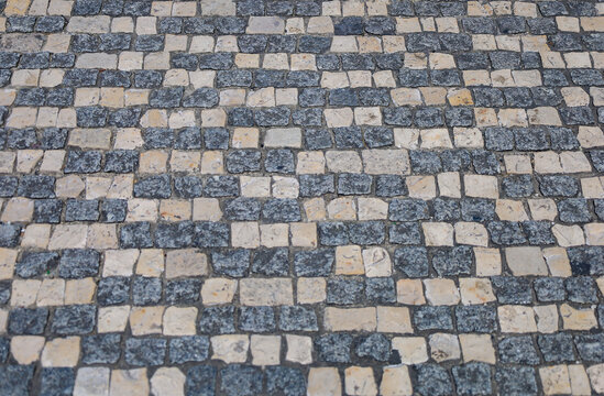Cal&ccedil;ada portuguesa, imagem de fundo de pedras prestas e brancas