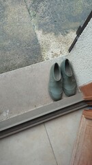 Bord de porte fenêtre et chaussures d'extérieur 