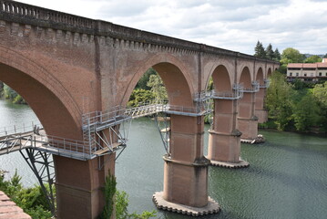 Pont de briques sur le Tarn à Albi. France
