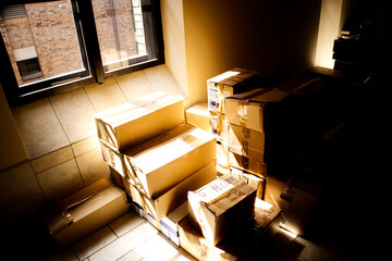Kartony oświetlane przez promienie słoneczne padające przez okno klasztoru Dominikanów w...