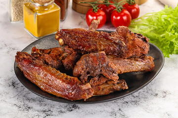 Roasted duck wings with sauce