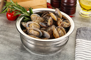 Raw vongole clams for cooking