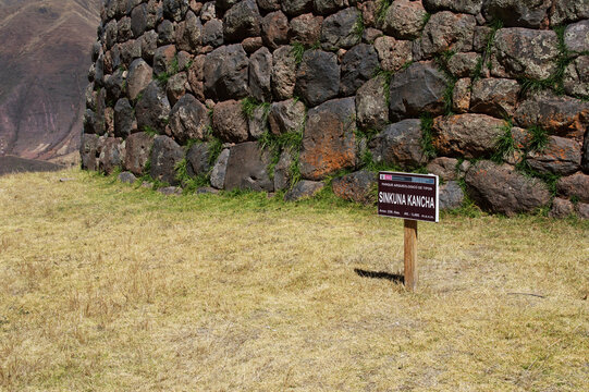 Sign reading T&iacute;pon Archaeological Park, Sinkuna Kancha in T&iacute;pon in Peru