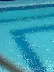 Lluvia sobre agua de piscina, aguacero