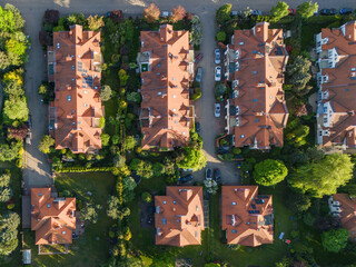 Osiedle domów jednorodzinnych z czerwonymi dachami