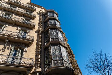 Jugendstil Erker an einem Haus in Barcelona, Spanien