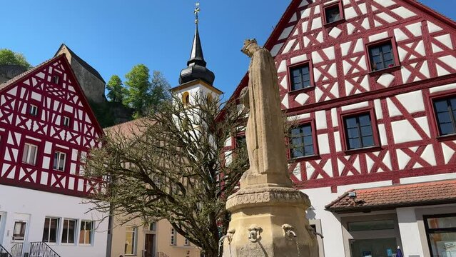Marktplatz mit Brunnen Pottenstein in der Fr&auml;nkischen Schweiz in Bayern, Deutschland, 4k