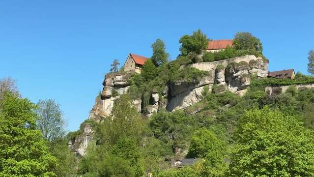 Blick auf die Burg Pottenstein in der Fr&auml;nkischen Schweiz in Bayern, Deutschland, 4k 