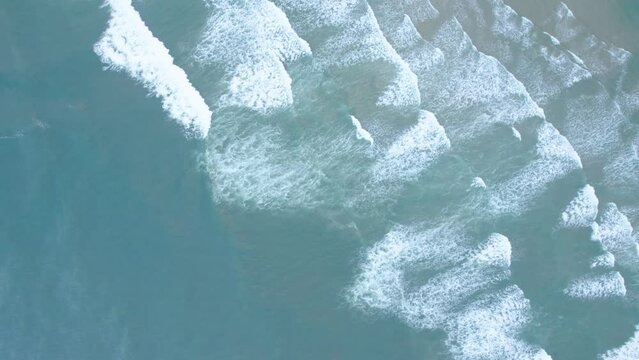Oc&eacute;an Atlantique, Plage de sable, et mar&eacute;e avec un drone