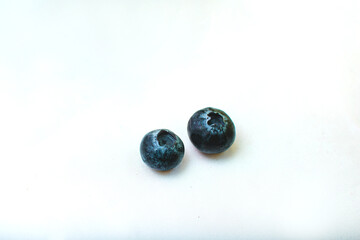 Vaccinium corymbosum o arándano azul igualmente conocido por mora azul en un fondo blanco aislado 
