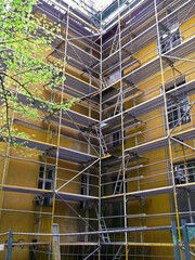 Obraz premium Rüstung an einem Gebäude zur Sanierung