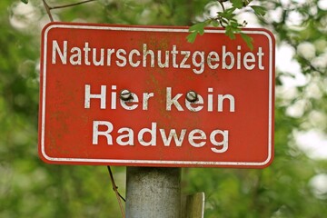 Schild: Naturschutzgebiet,hier kein Radweg