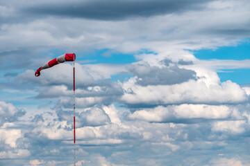 Windbeutel vor Himmel