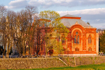 Uzhhorod, Ukraine - mar 22, 2014: Philharmonic Orchestra Concert Hall on the bank of the river Uzh in spring. former building of synagogue is a popular tourist attraction in evening light