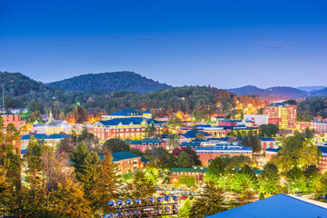 Fototapeta premium Boone, North Carolina, USA campus and town skyline