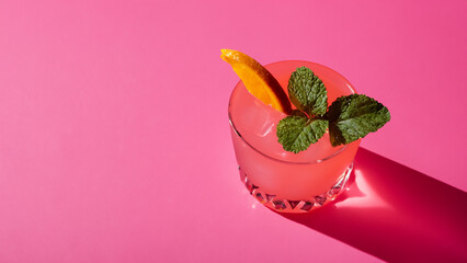 meyveli smoothie fotoğrafı, ayrıntılı ve karmaşık, gerçekçi, parlak ışık, sıcak renk paleti