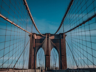 Vista desde abajo de un puente